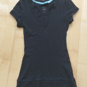 chique black and turquoise v- neck